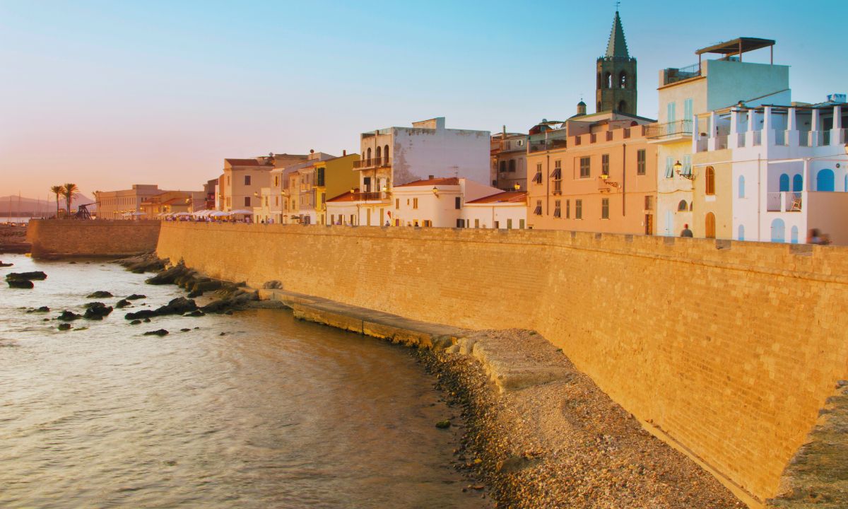 Alghero da scoprire, tra spiagge, grotte incantevoli e profumi mediterranei
