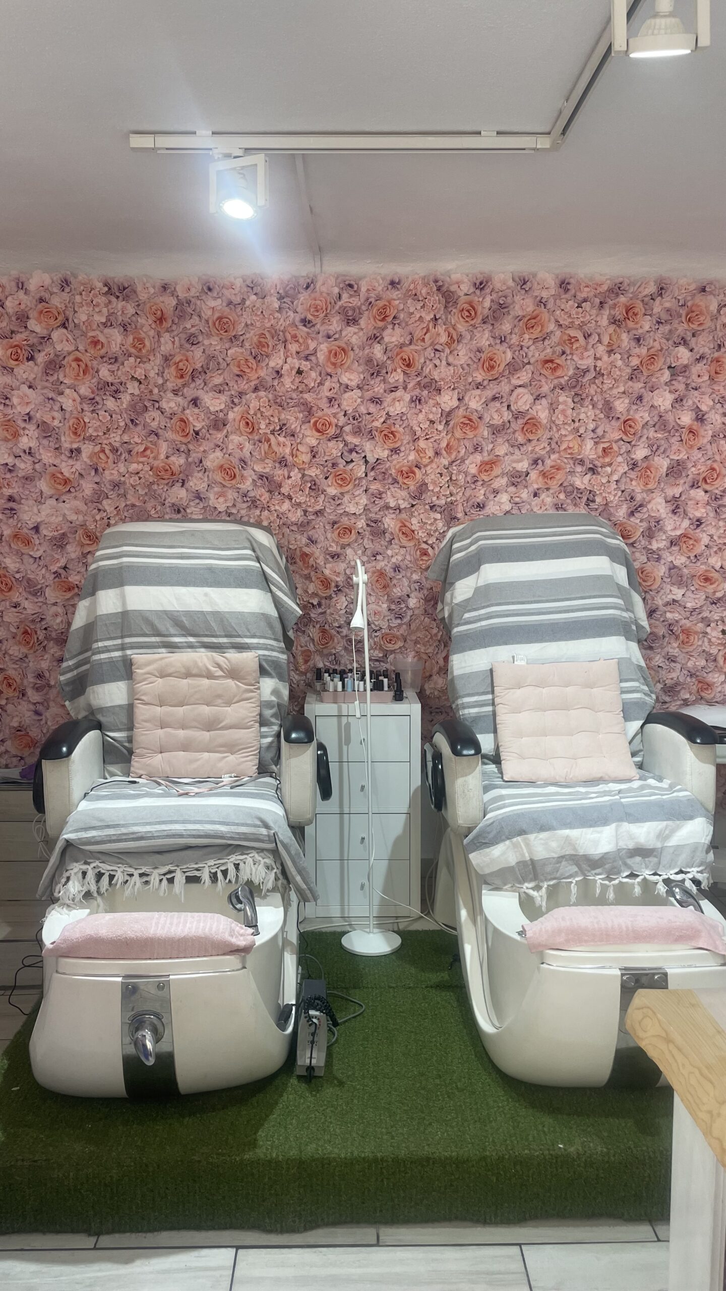 White centro estetico • Nails • extension ciglia •